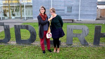 Annika Keidel und Hannah Schassner auf der Suche nach LUDO vor dem LUDOhaus Großenlüder