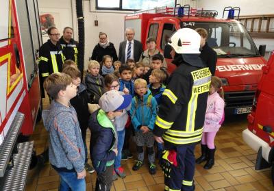 Vorschaubild zur Meldung: Grundschule besucht Feuerwehr