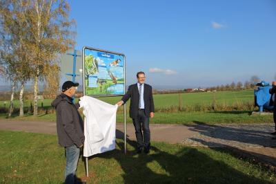 Staatssekretär im Umweltministerium, Klaus Rehda, enthüllt symbolisch eine der Tafeln im Haupteingangsbereich