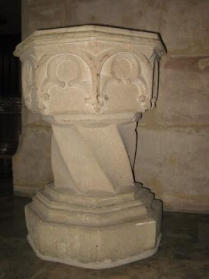 Foto zur Meldung: 500 Jahre alter Taufstein, ein Kunstwerk in der katholischen Kirche