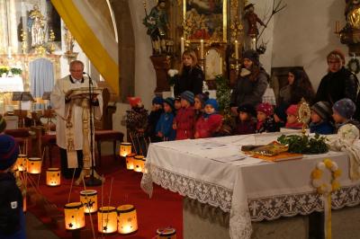 Foto zur Meldung: Kinder gedenken dem Heiligen Martin und ziehen mit Laternen durch den Ort