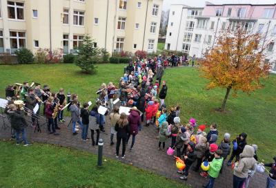Foto zur Meldung: 140 Schüler zum St. Martin-Singen im Ev. Krankenhaus Dierdorf
