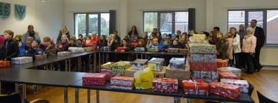 Die Kinder der Grundschule Grasleben und die "Weihnachtsdamen" beim Überreichen der Geschenke im Rathaus