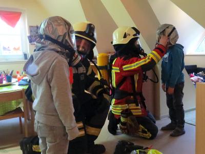 Feuerwehrleute unter Atemschutz "retten" die "vermissten" Kinder bei der Übung   (Foto: F. Hinrichs)