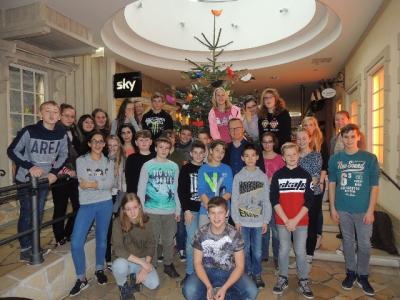 Foto zur Meldung: 7c schmückt Weihnachtsbaum in der Hansedom-Mall