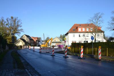Auf Grund der festgestellten massiven Schäden am Regenwasserkanal in der Falkenhagener Straße (L 201) zwischen der Kreuzung Marwitzer Straße und der Rathauskreuzung finden seit dem 13. November Sanierungsarbeiten statt.