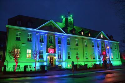 Falkenseer Rathaus im weihnachtlichen Lichterglanz