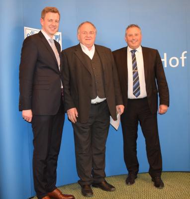 Bild von links: Landrat Dr. Oliver Bär, Friedrich Vogel und Erster Bürgermeister Stefan Busch (Bild vergrößern)
