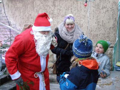 Natürlich begegneten auch in ifta die Kinder dem Weihnachtsmann mit Respekt (Bild vergrößern)