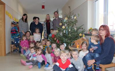 Kindertagesstätte „Bunte Welt“ in Wichmannshausen bekommt von Fliesen Heckmann einen Weihnachtsbaum und zwei Weihnachtskrippen geschenkt. (Bild vergrößern)