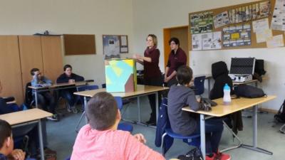 Umweltpädagogin Lisa Mäder stimmt mit einer Tastbox die Schüler auf das Thema ein (Bild vergrößern)
