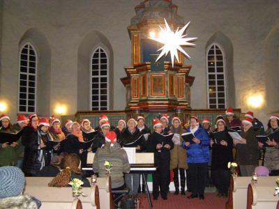 Gut bemützt entließ der Gesangverein 'Frohsinn' die Konzertbesucher in den friedlichen Adventsabend (Bild vergrößern)