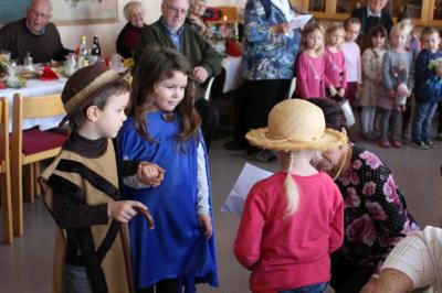 Senioren und Kinder feierten zusammen Advent