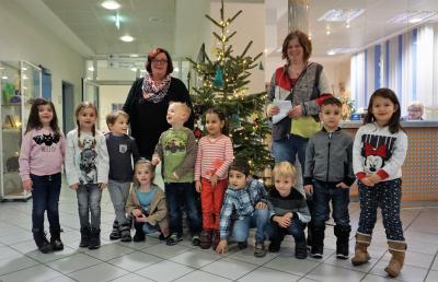 Foto zur Meldung: Weihnachtsbaumschmuck für Evangelisches Krankenhaus Selters