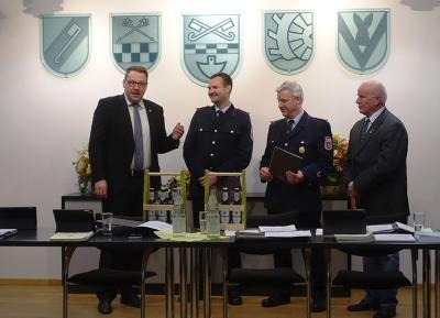 Samtgemeindebürgermeister Gero Janze (l.) und Ratsvorsitzender Kurt Bartsch (r.) mit den Ernannten Lars Decker und Hans-Jörg Navrath