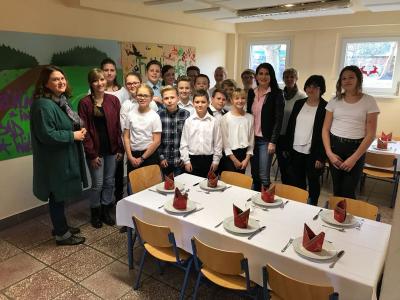 Foto zur Meldung: Weihnachtsessen an festlich gedeckter Tafel
