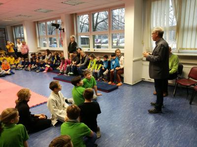 Foto: Übergabe der Abzeichen durch Christian Wiesner Foto zur Meldung: Deutsche Sportabzeichen feierlich an die Regenbogen-Grundschule übergeben