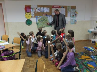 Bürgermeister übergibt "Stromi-Karten" an Grundschule