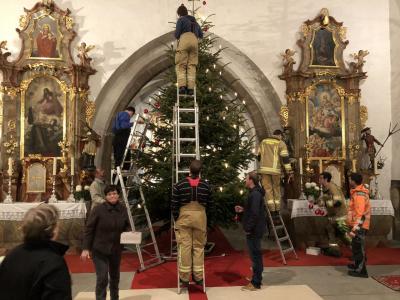 Foto zur Meldung: Christbaum in der Kirche aufgestellt und festlich geschmückt