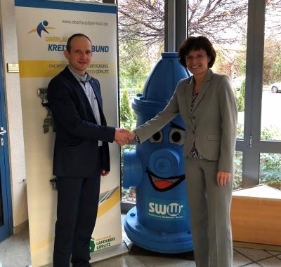 Foto: KSB Präsident Dr. Stephan Meyer und die Geschäftsführerin der Stadtwerke Weißwasser Katrin Bartsch Foto zur Meldung: Das Regionalbüro Nord befindet sich ab 1. Januar bei den Stadtwerken Weißwasser. KSB-Präsident Dr. Stephan Meyer begrüßt den Wechsel in die neuen Örtlichkeiten
