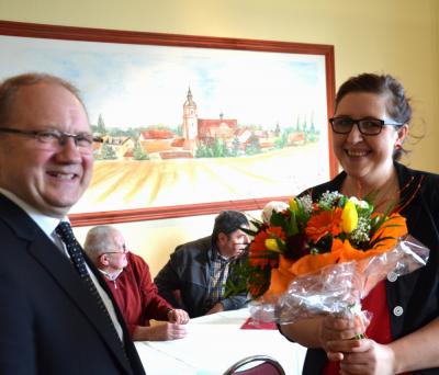 Blumen gab es von Ortsvorsteher Dietmar Woznica für Jana Debus-Kühn (r.), die vor Kurzem das 10. Jubiläum ihrer Praxis für Physio- und Manualtherapie feierte.