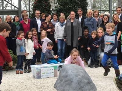 Überraschung für 14 Kitas in Bremen – Kinderhaus des Mütter- und Familienzentrum Huchting e.V. erhält eine Forscherkiste und ein Kinderrutschauto (Bild vergrößern)