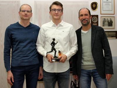 Er gehört zu den besten deutschen Sprintern seiner Altersklasse: Tizian Kirchhof bekam von Thorsten Werner (links) und Henning Holland (rechts) den NLV-Pokal überreicht. (Foto: Boris Janssen)