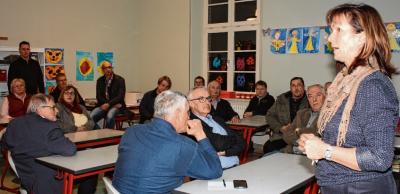 Cornelia Schubring zeigt den Ausschussmitgliedern einen der Klassenräume, den die Schule gern vergrößert hätte