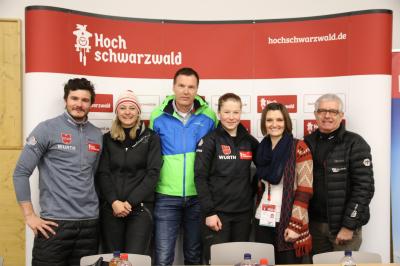 Die Macher des Snowboard-Weltcups und die Sportler Jana Fischer und Paul Berg bei der Pressekonferenz - Bild: Joachim Hahne
