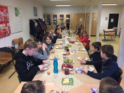 Foto zur Meldung: Klasse 6a: Gemeinsam frühstücken
