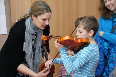 Kollegin Natasa Dastelen mit einem Violinenkind