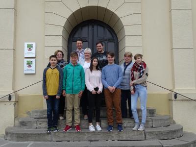 5 Mädchen und Jungen (1. Reihe) absolvierten 2017 ihren Zukunftstag im Nienburger Rathaus (Bild vergrößern)