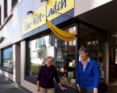 Marion Kessler (l) und Brigitte Gampp (r) vor dem Laden in "Fairtrade-Town" Neuwied.