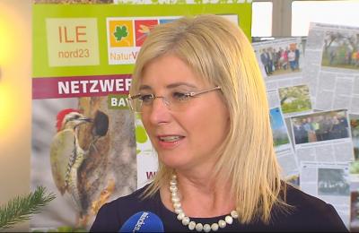 Umweltministerin Ulrike Scharf am Stand des Netzwerks Streuobst