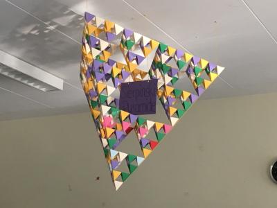 Vorschaubild zur Meldung: Klasse 9a konstruiert Sierpinski-Pyramide