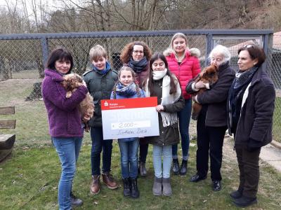 Strahlende Gesichter bei Mensch und Tier: Das SHG überreicht dem Tierheim in Diez eine großzügige Spende (Bild vergrößern)