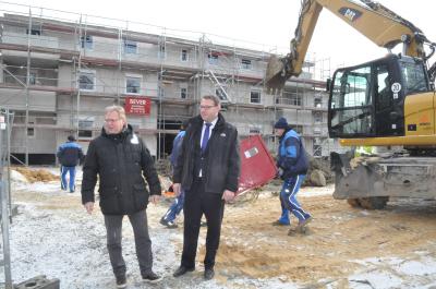 KWG-Geschäftsführer Wito Johann und Gemeindedirektor Gero Janze beim Baustellenbesuch in Grasleben