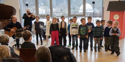 Kinder singen gemeinsam beim Kindergartenkonzert 2017 in Lübz mit Unterstützung von Sigrun Haß und Udo Bensler Foto: Gerlind Bensler