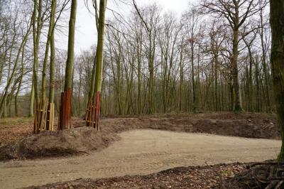 Die Arbeiten für die neue Kriegsgräberstätte in Demmin-Woldeforst haben begonnen. Sie soll am 17. Mai 2018 eingeweiht werden. (Bild vergrößern)