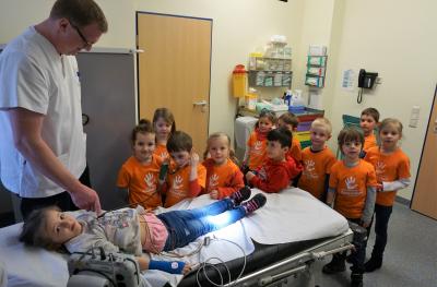 Gemeinsam mit Oberarzt Christoph Kreuser durften die Vorschulkinder im Evangelischen Krankenhaus Dierdorf  selbst Herz und Bauch Abhören