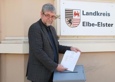 Kreiswahlleiter Dirk Gebhard mit dem Stimmzettel für die Landratswahl 2018 im Landkreis