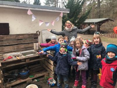 Die Kinder des Hortes Ruppiner Rasselbande freuen sich zusammen mit Erzieherin Claudia Niesmann über ihren Gewinn beim Umweltpreis der Bürgersolaranlagen.