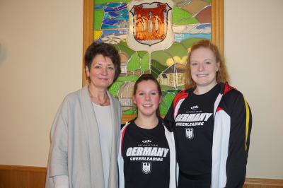 Bürgermeisterin Kerstin Schöniger wünschte Sarah Fischer (Bildmitte) und Saskia Döhler besten Erfolg bei der WM in Orlando