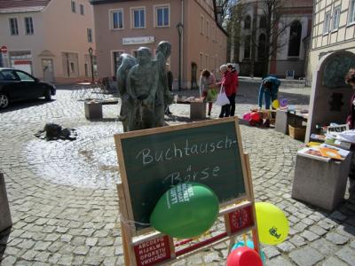Stadtbibliothek Kyritz feiert mit Buchtauschbörse und Lesung den Welttag des Buches