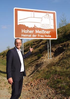 Pressemitteilung des Werra-Meißner-Kreises vom 18.04.2018: Neue touristische Hinweistafel an der A 44: Hoher Meißner – Heimat der Frau Holle (Bild vergrößern)