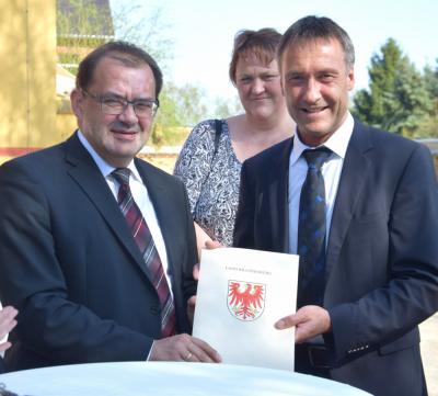 Bürgermeister Prietzel nahm den Bescheid über rund 200.000 Euro in Empfang.