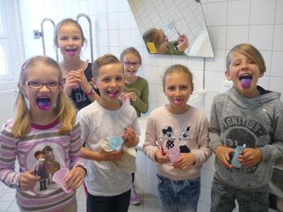 Foto zur Meldung: Klassen 1 und 2: Zähne putzen - Aber richtig!
