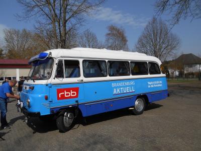Vorschaubild zur Meldung: Oberschule Glöwen erhält Unterstützung durch "Blauen Bus des RBB"