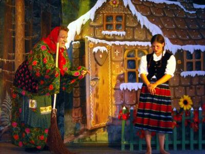 Märchenzelt auf der Festwiese verzaubert mit "Hänsel & Gretel" und "Rotkäppchen"