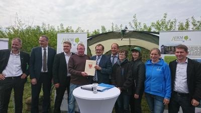 Übergabe des Fördermittelbescheids an Landwirt Thomas Domin durch Minister Vogelsänger